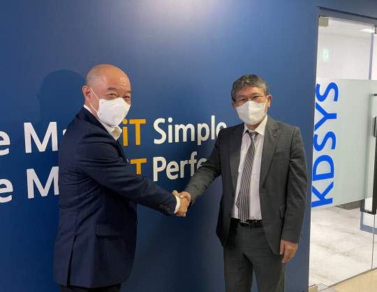 지난 16일 에드워드 펀(Edward Fun·왼쪽) 스트라투스의 아태지역의 비즈니스 개발 총괄이 케이디시스를 방문해 김승용 대표와 신규사업개발에 대한 논의 후 기념사진을 촬영하고 있다.